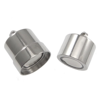 Magnetic fastening with eyelet made of surgical steel