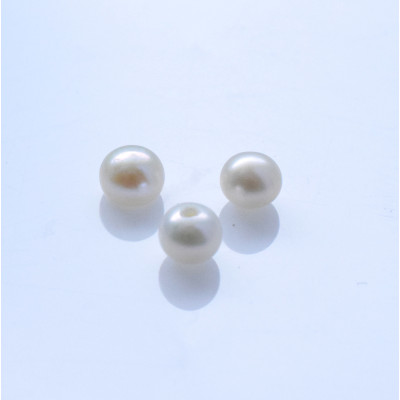 Natural freshwater pearl white 4,5-5mm half drilled