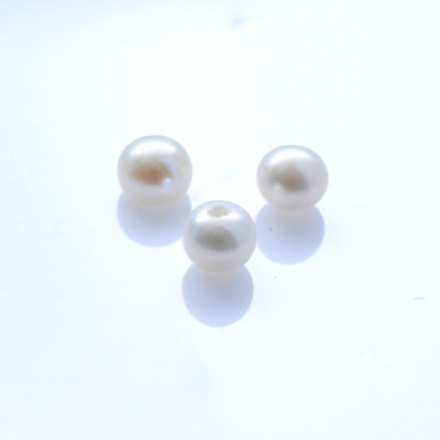Natural freshwater pearl white 4,5-5mm half drilled
