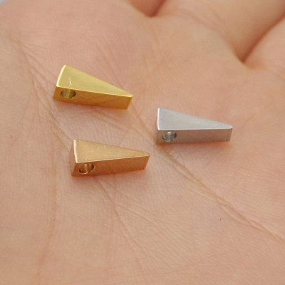 Bead wedge made of surgical steel in three color combinations