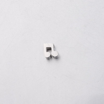 Korálek notička ve třech barevných variantách vyrobená z chirurgické oceli