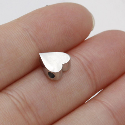 Korálek srdce ve třech barevných variantách z chirurgické oceli