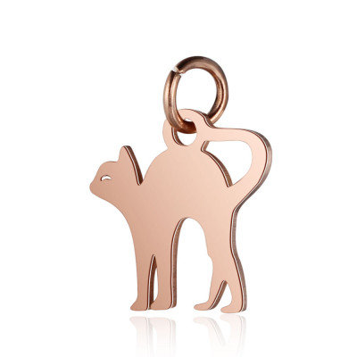 Přívěsek kočka s prohnutými zády ve třech barevných kombinacích z chirurgické oceli