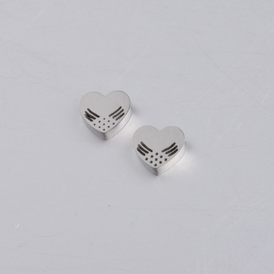 Bead with a small heart through with surgical steel wings