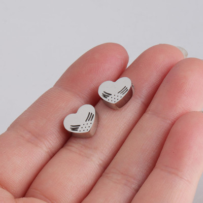 Bead with a small heart through with surgical steel wings