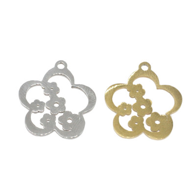 Pendant flower in two color variants surgical steel