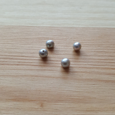 Perla sladkovodní přírodní šedá s kovovým leskem 4 -4,5mm polovrtaná