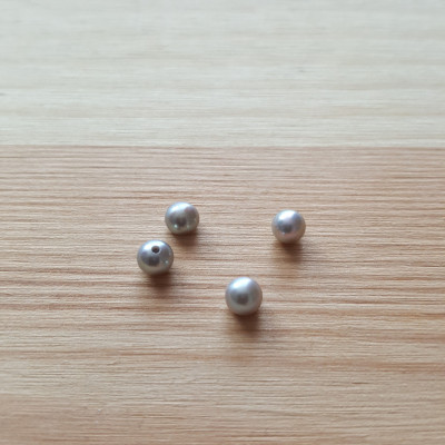 Perla sladkovodní přírodní šedá s kovovým leskem 4 -4,5mm polovrtaná