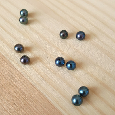 Freshwater pearl dark 5 - 5,5mm semi-drilled round shape