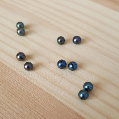 Freshwater pearl dark 5 - 5,5mm half drilled