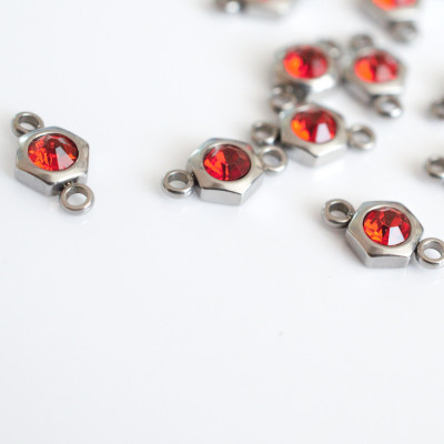 Hexagon connector with chaton Light Siam surgical steel