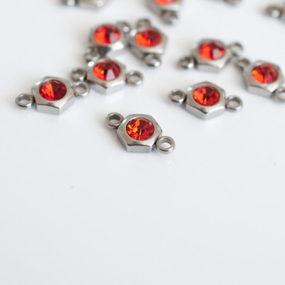 Hexagon connector with chaton Light Siam surgical steel