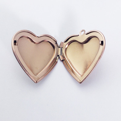 Heart-shaped pendant opening two color variants of surgical steel