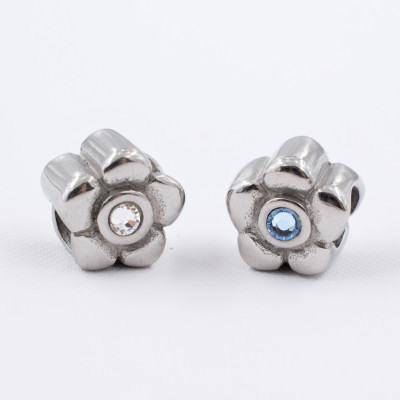 Bead flower with chaton in the middle of Crystal or Aquamarine, surgical steel