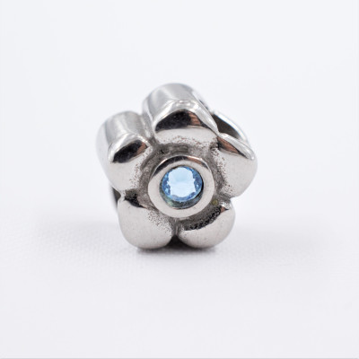 Bead flower with chaton in the middle of Crystal or Aquamarine, surgical steel