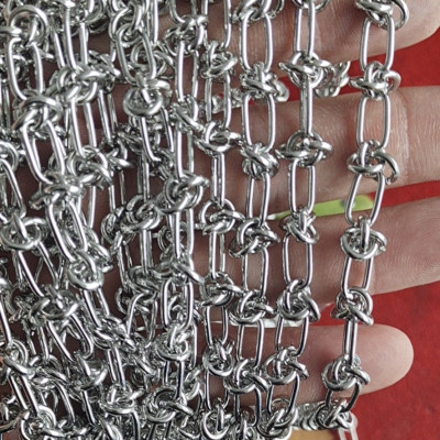 Chain with oval eyelets and surgical steel rings