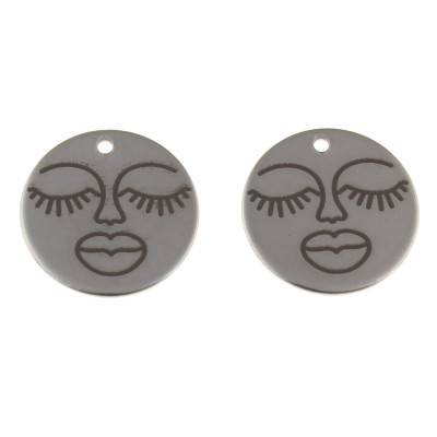 Přívěsek s vyrytým obličejem