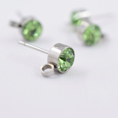 Puseta with a chaton of peridot color made of surgical steel