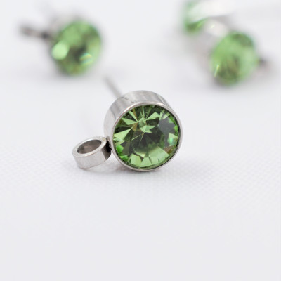 Puseta with a chaton of peridot color made of surgical steel
