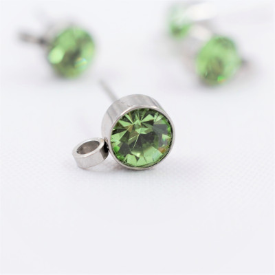 Puseta with a chaton of peridot color made of surgical steel