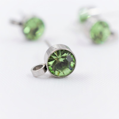 Puseta with a chaton of peridot color made of surgical steel