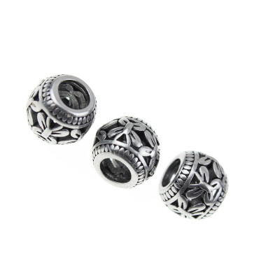 Pruned bead with a large thread decorated with surgical steel flowers