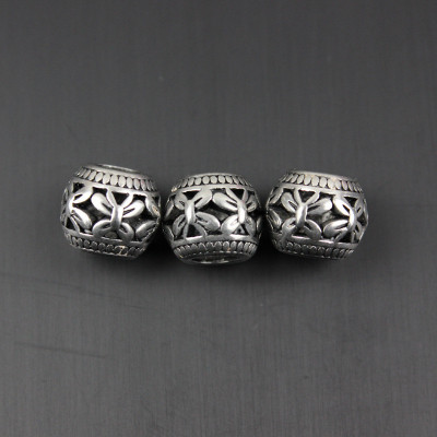 Pruned bead with a large thread decorated with surgical steel flowers