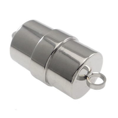 Magnetic fastening with eyelet made of surgical steel