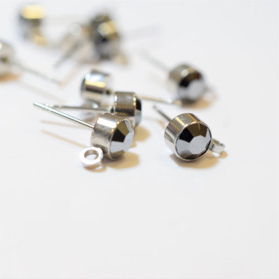 Puseta se šatonem barvy Jet hrematit z chirurgické oceli