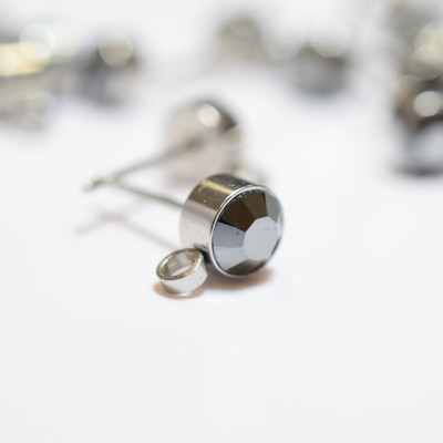 Puseta se šatonem barvy Jet hrematit z chirurgické oceli