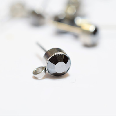 Jet with a chaton of Jet color crumbling made of surgical steel