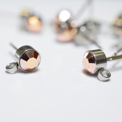 Puseta se šatonem barvy Crystal Capri gold z chirurgické oceli