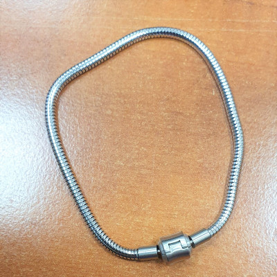 Snake bracelet with matte closure surgical steel