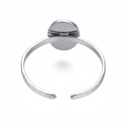 Adjustable ring with an oval bowl for sticking a cabochon, surgical steel
