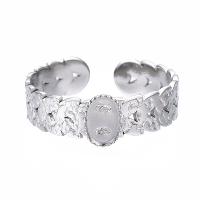 Adjustable ring with an oval bowl for sticking a cabochon, surgical steel