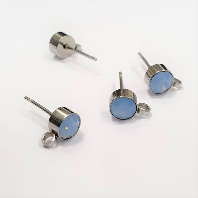 Puset with chaton in the color Light Sapphite Opal gold, made of surgical steel