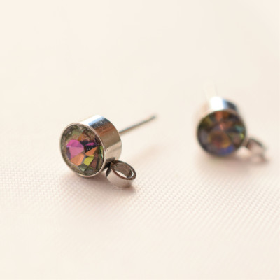 Pusetta with chaton in the color Crystal Vitrail Medium made of surgical steel