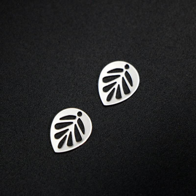 Pendant leaf cut through surgical steel