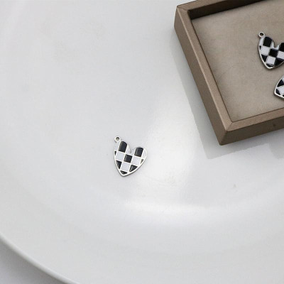 Přívěsek srdce s černobílým emailem chirurgická ocel