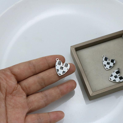 Přívěsek srdce s černobílým emailem chirurgická ocel