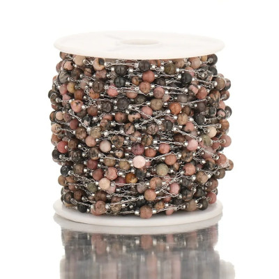 Chain with mineral beads without galvanization