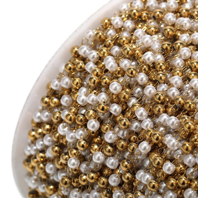 Řetízkovina s bílými perličkami a korálky chirurgická ocel zlatá galva