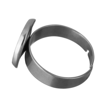 Ring with a round bed made of surgical steel of various sizes