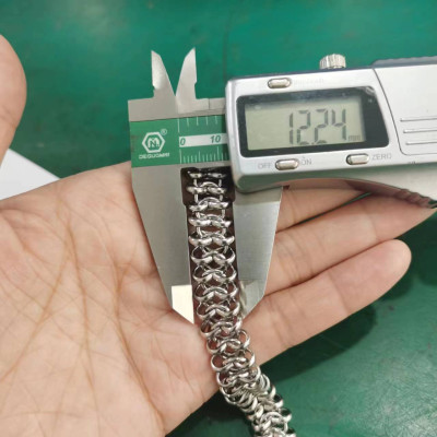 Massive chain made up of figure eights surgical steel