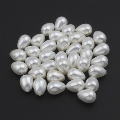 Laboratory pearls of white teardrop