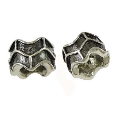 Bead with brick pattern, surgical steel